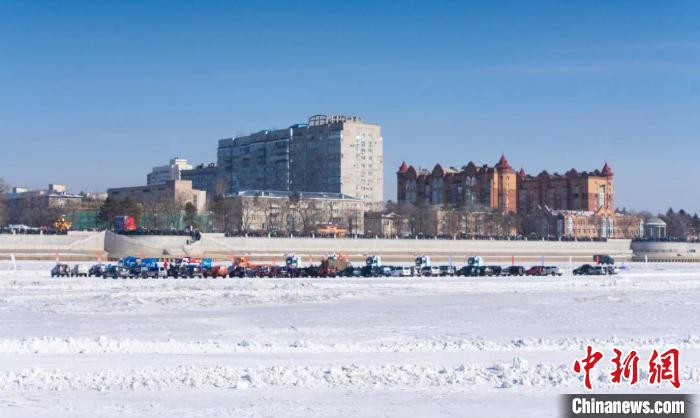 На льду пограничной реки Китая и России прошли автогонки