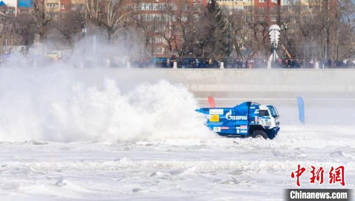 На льду пограничной реки Китая и России прошли автогонки