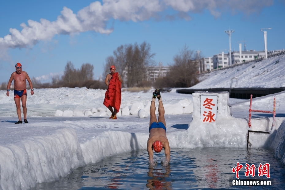 Любители зимнего плавания на реке Иминь во Внутренней Монголии