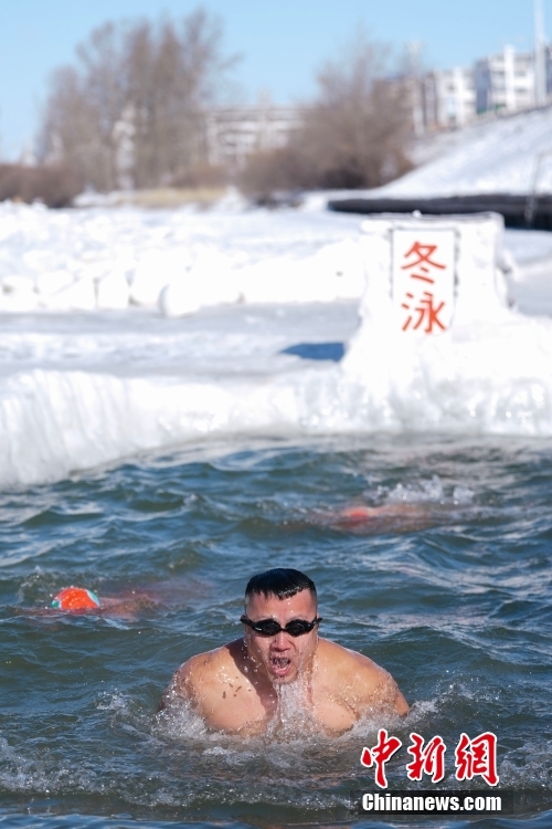 Любители зимнего плавания на реке Иминь во Внутренней Монголии