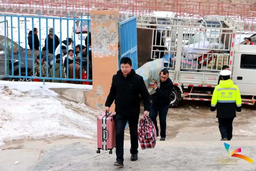 Полицейские Синьцзяна помогают детям из высокогорной деревни добираться до школы