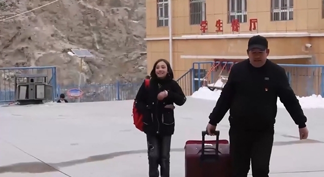 Полицейские Синьцзяна помогают детям из высокогорной деревни добираться до школы