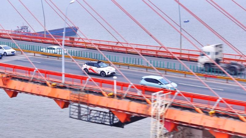 В Ухане запущена услуга беспилотного такси через реку Янцзы