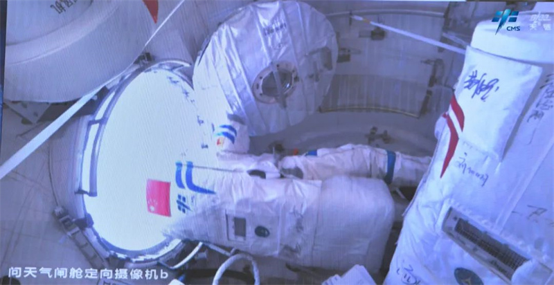 Экипаж "Шэньчжоу-17" во второй раз вышел в открытый космос