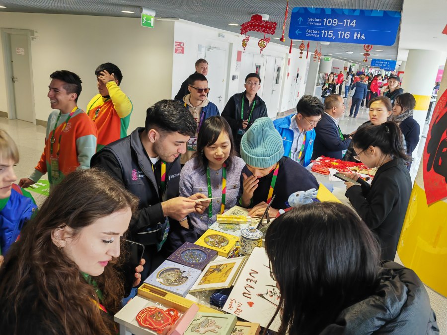 Китайская продукция культурно-творческой деятельности вызвала покупательский ажиотаж на 4-м Всемирном фестивале молодежи в Сочи