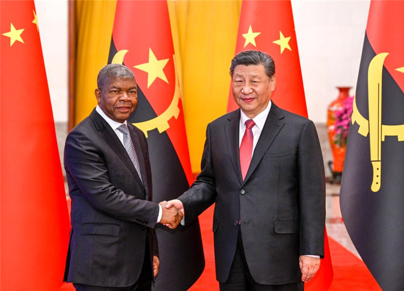 Си Цзиньпин провел переговоры с президентом Анголы, двусторонние отношения повышены до уровня всеобъемлющего стратегического сотрудничества и партнерства