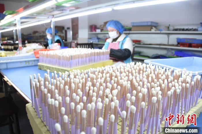 Производство кистей для макияжа активизирует качественное развитие уездной экономики в пров. Хэнань