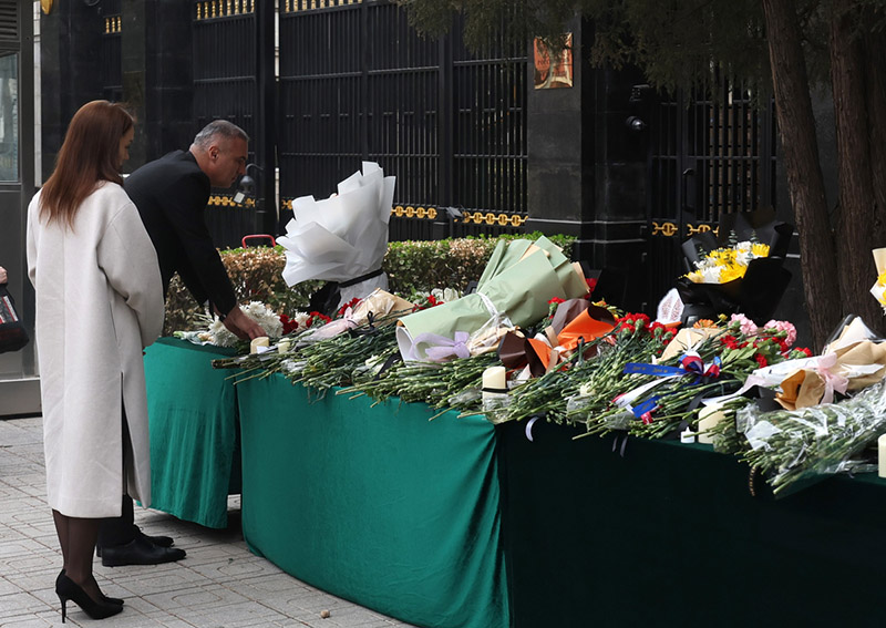 Перед посольством РФ в КНР люди возлагают цветы в память о жертвах теракта в Подмосковье