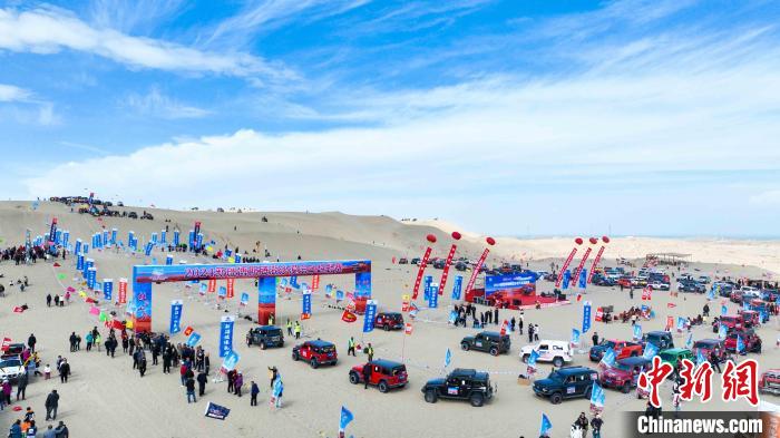 В пустыне Синьцзяна стартовала гонка по автокроссу