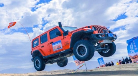 В пустыне Синьцзяна стартовала гонка по автокроссу