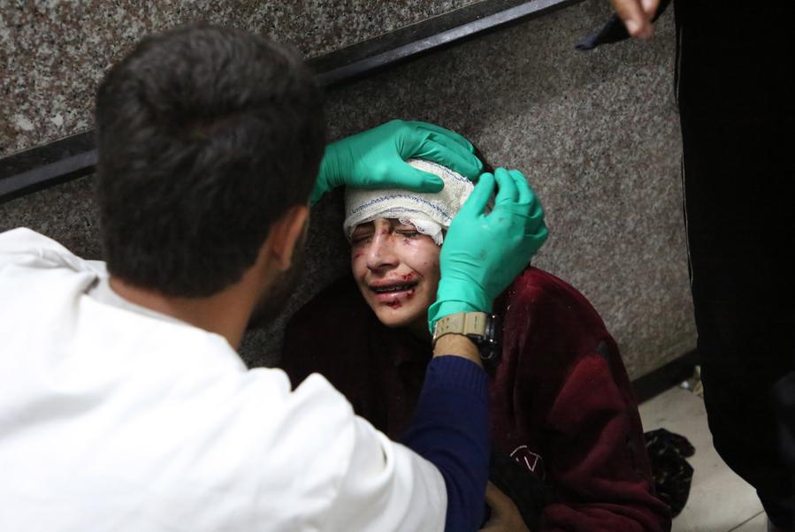 24 марта, Рафах, сектор Газа. Пострадавший получает медицинскую помощь в местной больнице. /Фото: Синьхуа/