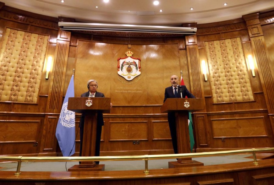 25 марта, Амман. Генеральный секретарь ООН Антониу Гутерриш /слева/ и министр иностранных дел Иордании Айман ас-Сафади на совместной пресс-конференции. /Фото: Синьхуа/
