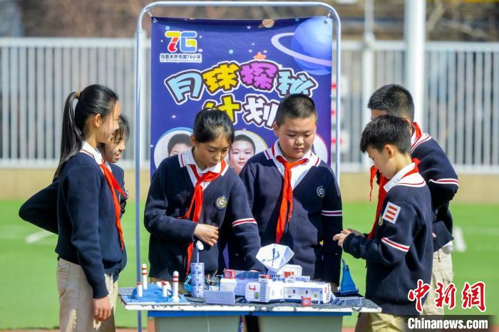 Учащиеся начальных классов Урумчи представили работы на конкурсе аэрокосмического творчества