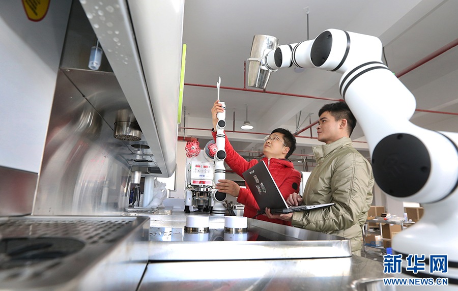 Коммерческие роботы помогают развивать новые форматы бизнеса в провинции Аньхой