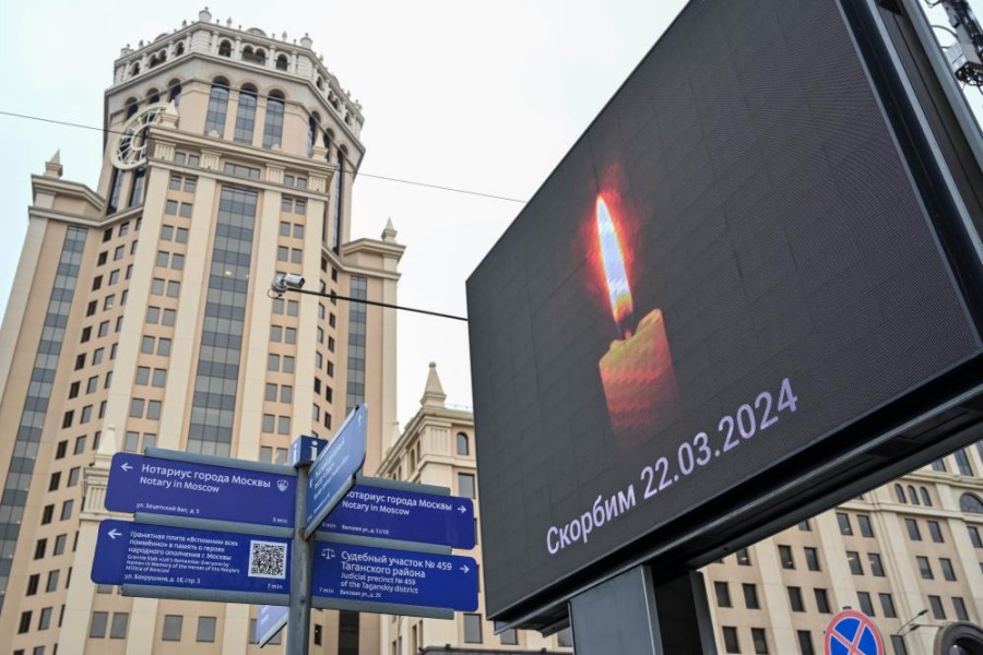 23 марта, Москва. Рекламный щит с изображением свечи в память о жертвах теракта в концертном зале "Крокус сити холл". /Фото: Синьхуа/