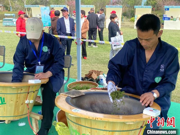 В Ханчжоу прошло соревнование по жарке чайных листьев