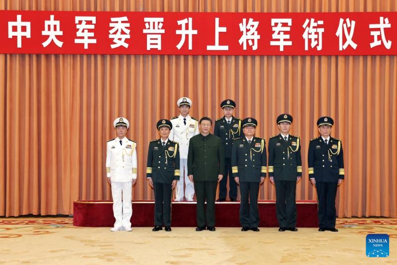 Си Цзиньпин присвоил звания генерал-полковника двум офицерам НОАК