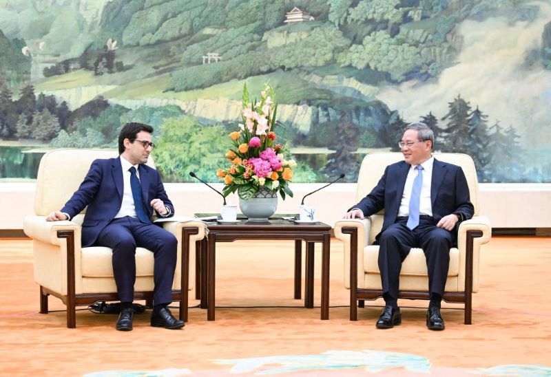 Премьер Госсовета КНР провел встречу с главой МИД Франции