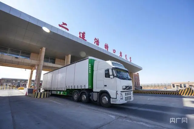 Автодорожный КПП Эрэн-Хото на границе Китая и Монголии запустил режим круглосуточной таможенной очистки грузов