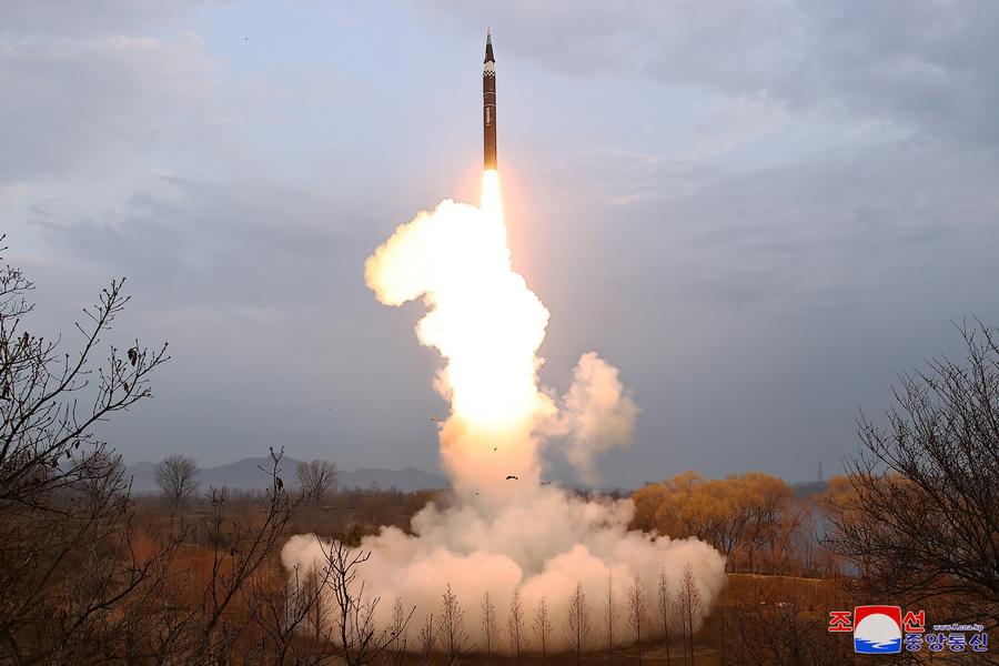 КНДР успешно испытала гиперзвуковую баллистическую ракету средней дальности