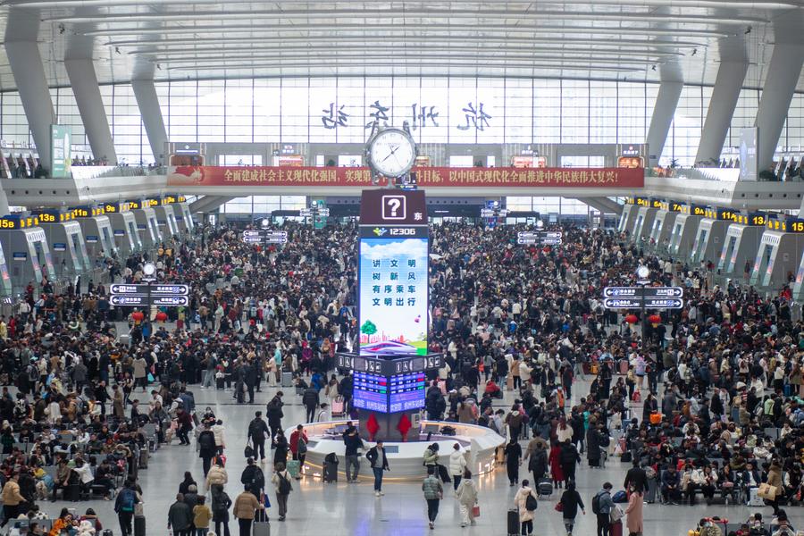 В Китае ожидают увеличения пассажиропотока на ж/д транспорте в связи с праздником Цинмин