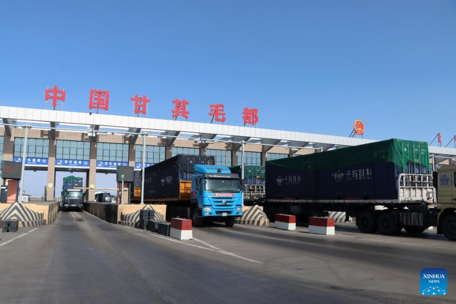 Объем грузоперевозок через автодорожный КПП Ганьцимаоду на границе Китая и Монголии перевалил за 10 млн тонн с начала этого года