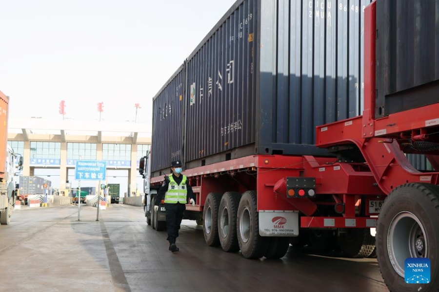 Объем грузоперевозок через автодорожный КПП Ганьцимаоду на границе Китая и Монголии перевалил за 10 млн тонн с начала этого года