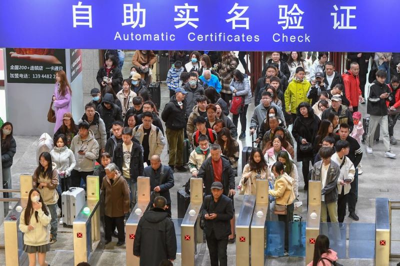 Межрегиональный пассажиропоток в Китае за первый день каникул по случаю праздника Цинмин превысил 260 млн человеко-раз