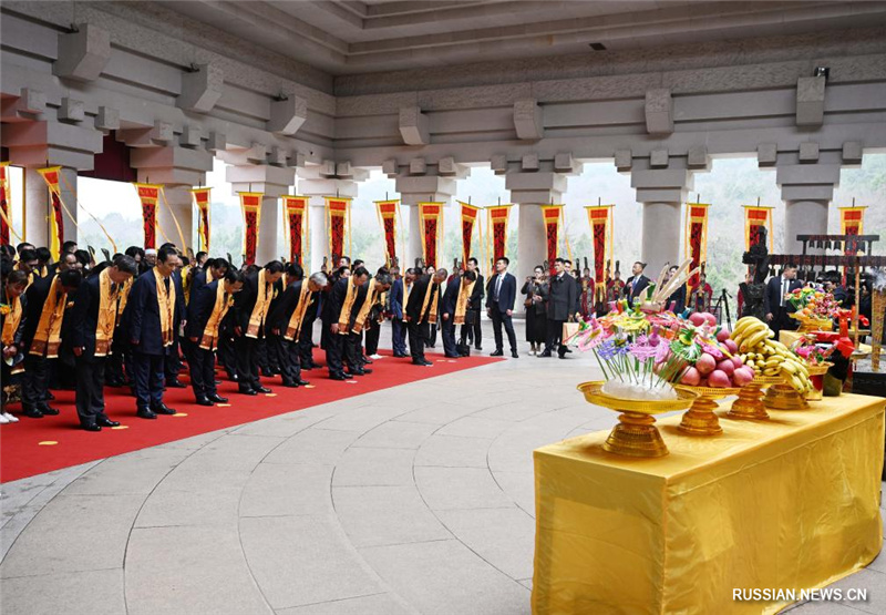 На северо-западе Китая состоялась торжественная церемония поклонения легендарному Желтому императору