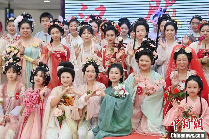 В Чанчуне прошел модный показ традиционных костюмов ханьфу