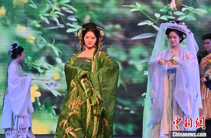 В Чанчуне прошел модный показ традиционных костюмов ханьфу