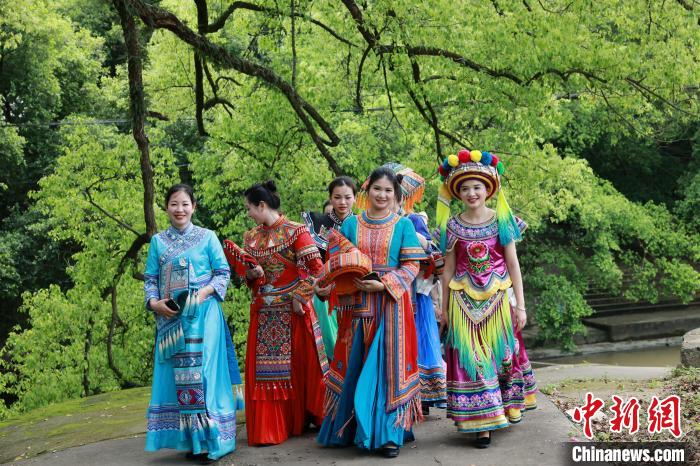 В Гуанси отмечают традиционный праздник Саньюэсань