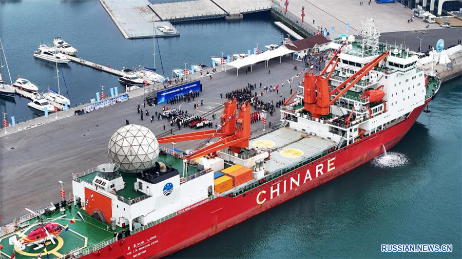 Китайский ледокол "Сюэлун-2" прибыл в Циндао