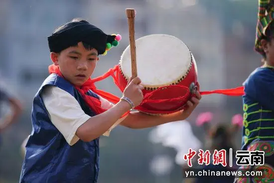 В школе Юньнани ввели уроки традиционного танца с барабанами