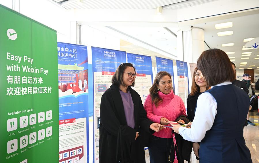 В куньминском аэропорту на юго-западе Китая открылся центр платежных услуг для международных путешественников