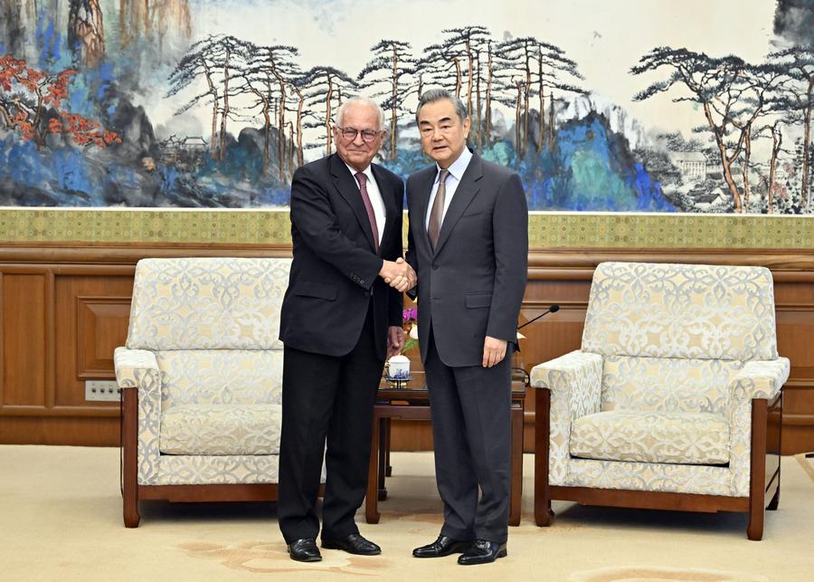 Министр иностранных дел Китая провел встречу с главой Фонда Мюнхенской конференции по безопасности