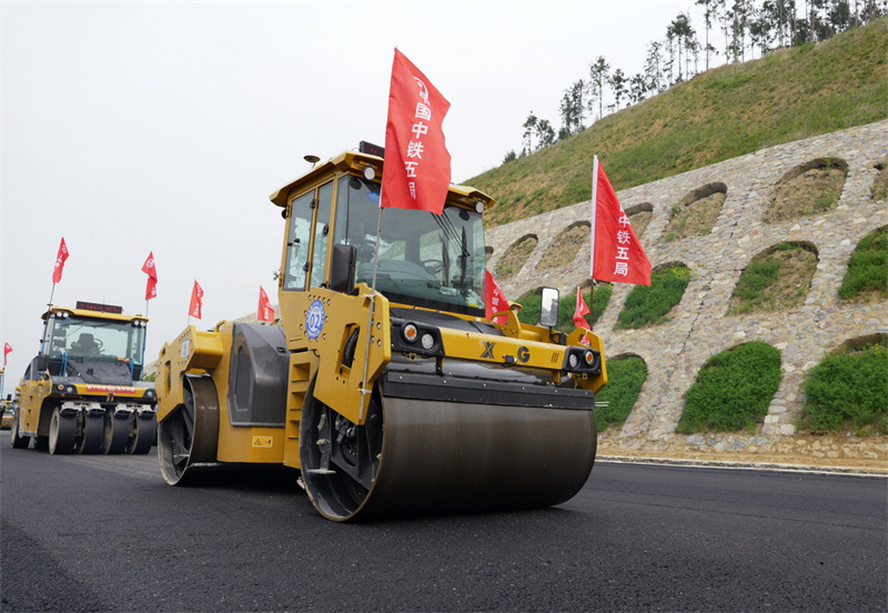 Испытания беспилотной укладки грунта на участке автомагистрали вдоль горного хребта Дабешань прошли успешно