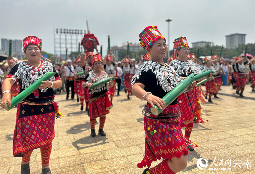 В городе Манши провинции Юньнань тысячи людей отмечают Фестиваль водных брызг