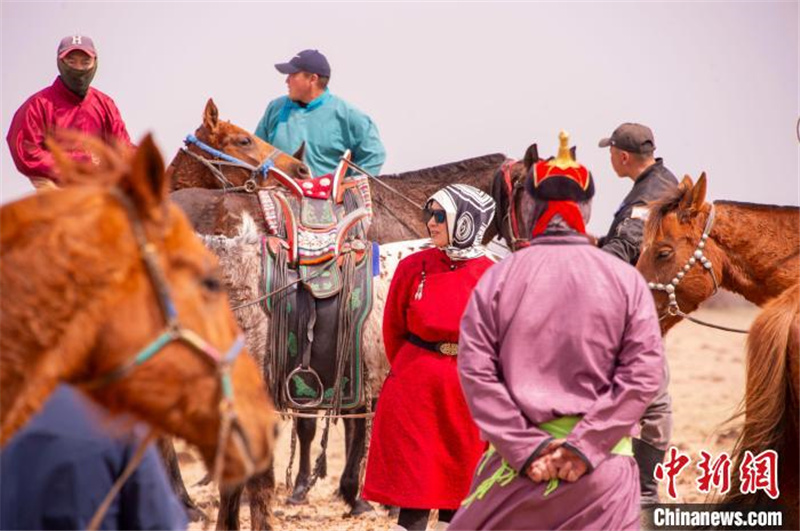 Весеннее мероприятие по стрижке гривы лошадей на степях Силиньгол