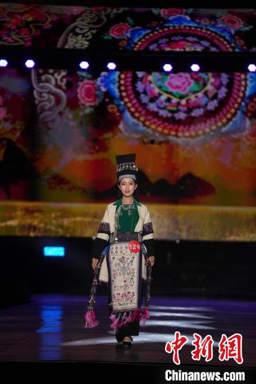 Модный показ национальных костюмов в Юньнане