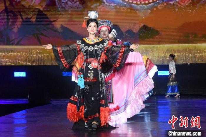 Модный показ национальных костюмов в Юньнане
