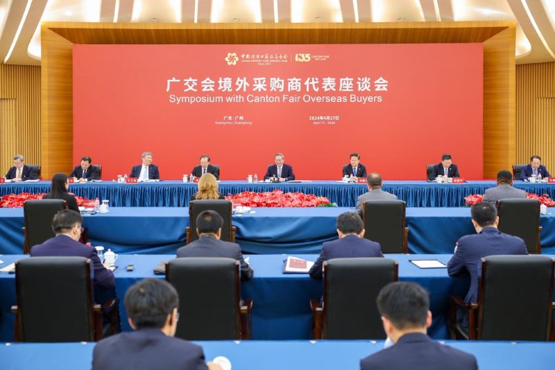 Премьер Госсовета КНР провел симпозиум с зарубежными закупщиками-участниками 135-й Гуанчжоуской ярмарки