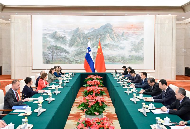 Заместитель председателя КНР встретился с вице-премьером Словении