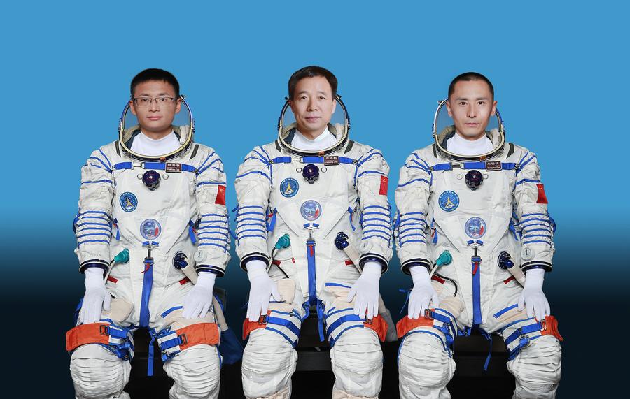 Члены экипажа китайского космического корабля 
