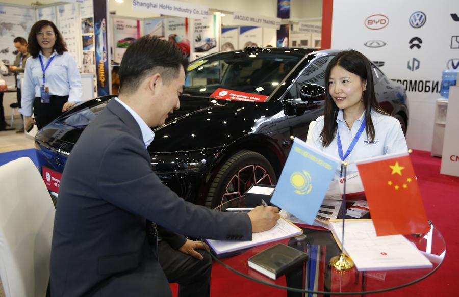 Более 300 китайских компаний представили свои продукты и услуги посетителям выставки Automechanika Astana в столице Казахстана. /Фото: Синьхуа/