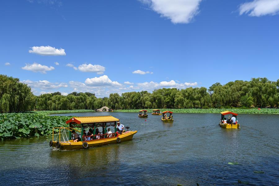 8 июля 2023 года, туристы на лодках в парке Юаньминъюань в Пекине. /Фото: Синьхуа/