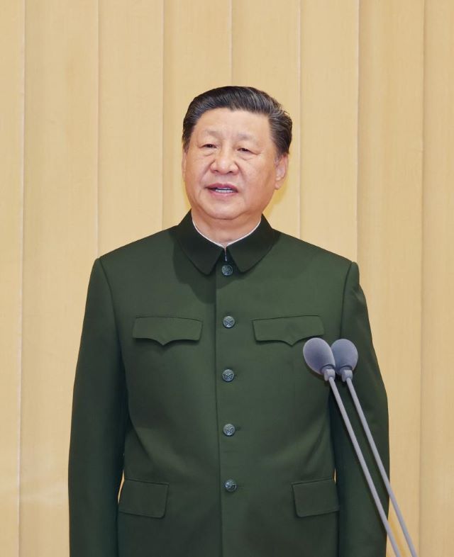 Си Цзиньпин вручил воинское знамя войскам информационной поддержки НОАК