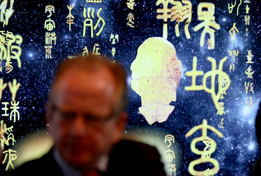 20 апреля, Лондон. Мужчина на выставке "Эволюция китайских иероглифов". /Фото: Синьхуа/