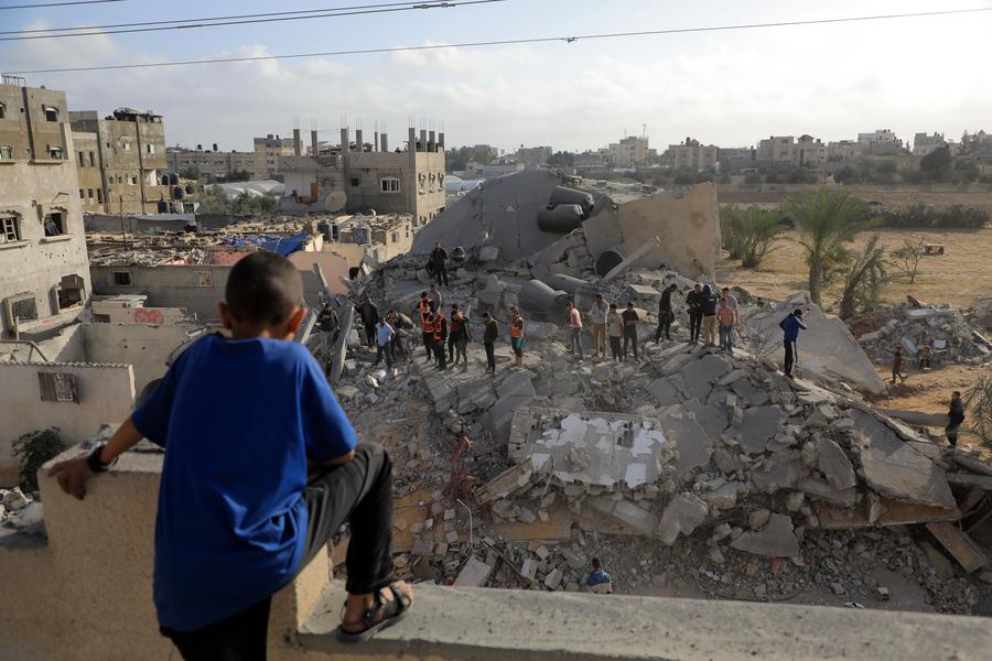 21 апреля, Рафах, сектор Газа. Люди среди обломков разрушенных зданий после израильского удара. /Фото: Синьхуа/