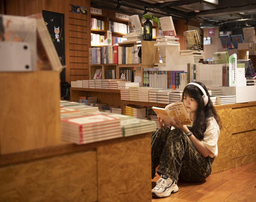 16 апреля 2024 года, девушка читает в одном из книжных магазинов в городе Хэфэй /пров. Аньхой, Восточный Китай/. /Фото: Синьхуа/